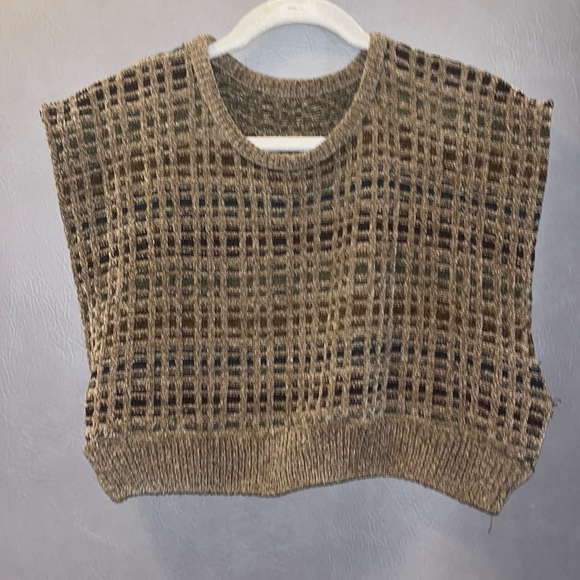 Sweaters - Cropped brown sweater vest!